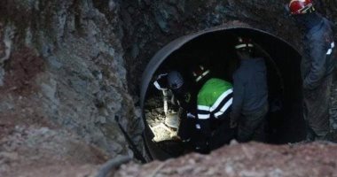 الإعلام المغربى: والدا الطفل ريان يقفان عند مدخل النفق ترقبا لإخراجه