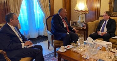 سامح شكرى يبحث مع المفوض الأوروبى للجوار والتوسع دعم التحول الأخضر فى مصر