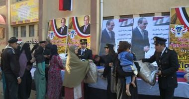 فيها حاجة حلوة.. الشرطة توزع أغذية على البسطاء قبل حلول شهر رمضان فيها حاجة حلوة.. الشرطة توزع أغذية على البسطاء قبل حلول شهر رمضان