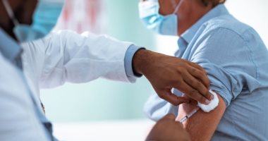 الصحة تكشف موعد أخذ الجرعة الثالثة للفئات الأقل من 65 عاما