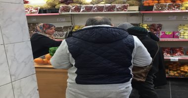 توافد المواطنين على منافذ المجمعات الاستهلاكية لشراء السلع بأسعار مخفضة