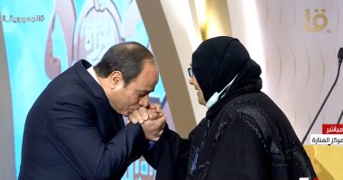 الرئيس السيسي يقبل يد الحاجة سميرة أحمد الأم المثالية الثانية الرئيس السيسي يقبل يد الحاجة سميرة أحمد الأم المثالية الثانية