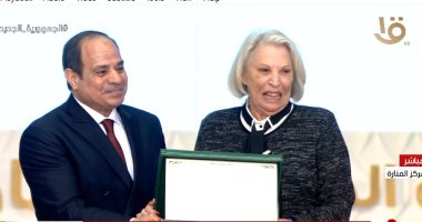 الرئيس السيسي يكرم نماذج مشرفة ووطنية من السيدات المصريات