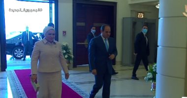 الرئيس السيسى والسيدة قرينته يصلان حفل تكريم المرأة المصرية والأم المثالية