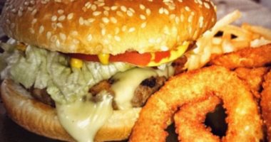 الوجبات السريعة تسبب عسر هضم وزيادة الوزن.. القومى للبحوث يعدد أضرارها فى رمضان الوجبات السريعة تسبب عسر هضم وزيادة الوزن.. القومى للبحوث يعدد أضرارها فى رمضان