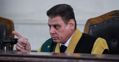 لحظة النطق بالحكم على القيادى الإخوانى محمود عزت بقضية اقتحام الحدود.. فيديو