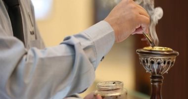 هل استنشاق الروائح النفاذة يٌبطل الصوم؟.. دار الإفتاء تجيب (فيديو)