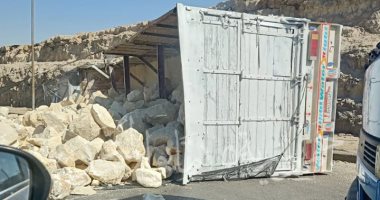 زحام مرورى بمحور الأوتوستراد إثر حادث انقلاب سيارة نقل محملة بالطوب