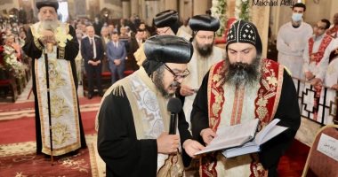 البابا تواضروس يصلى قداس أحد الزعف بالإسكندرية.. صور
