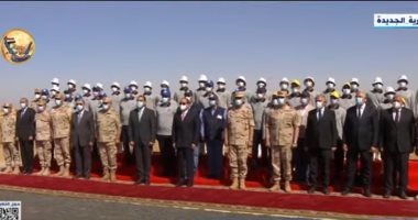 الرئيس السيسى يلتقط صورة تذكارية خلال تفقد بدء موسم حصاد القمح فى توشكى