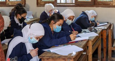 طلاب أولى ثانوى يؤدون امتحان التاريخ ورقيا لمدة 30 دقيقة طلاب أولى ثانوى يؤدون امتحان التاريخ ورقيا لمدة 30 دقيقة