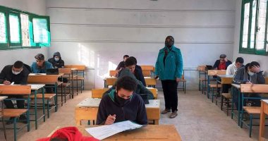طلاب الشهادة الإعدادية بالقاهرة يبدأون امتحان الجبر.. والتعليم تنفى تسريبه