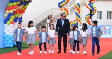 مشاهد من مشاركة الرئيس السيسي احتفالية عيد الفطر مع أبناء وأسر الشهداء.. فيديو