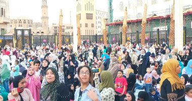 "صور وفيديو" الهدايا والبلالين ترسم البهجة على الأطفال فى الحسين.. هنا صلاة العيد