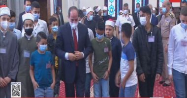 الرئيس السيسى يصطحب أبناء الشهداء عقب انتهاء صلاة عيد الفطر