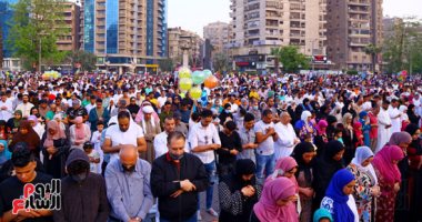 شاهد الشرطة ترسم البهجة على وجوه المصريين بتوزيع هدايا العيد