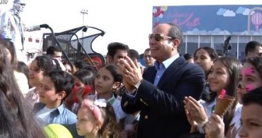 الرئيس السيسي يتجول مع الأطفال أبناء الشهداء فى منطقة الألعاب