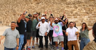 فرقة مارون فايف العالمية تزور منطقة أهرامات الجيزة