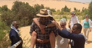 مرشد يحمل سائحة بعد إصابتها في أسوان..ويروي لـ"اليوم السابع" التفاصيل (فيديو) مرشد يحمل سائحة بعد إصابتها في أسوان..ويروي لـ"اليوم السابع" التفاصيل (فيديو)