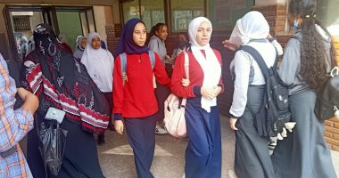 توافد طلاب الثانى الثانوى على المدارس استعدادا لامتحان نهاية العام