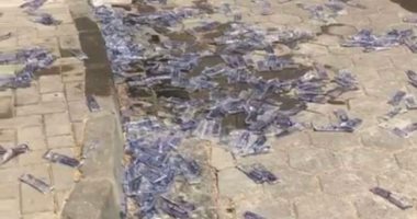 تفاصيل العثور على كمية كبيرة من أكياس المياه المقطرة فى شوارع الغردقة.. صور