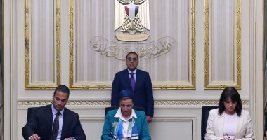 رئيس الوزراء يشهد توقيع مذكرة تفاهم لإقامة مشروع لتصنيع بدائل البلاستيك رئيس الوزراء يشهد توقيع مذكرة تفاهم لإقامة مشروع لتصنيع بدائل البلاستيك