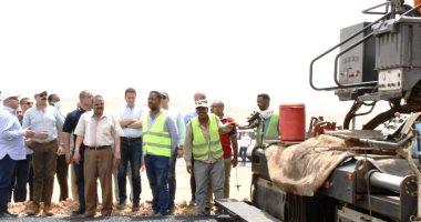 وزير النقل ومحافظ أسوان يتفقدان مسار ومحطات القطار الكهربائى السريع.. صور