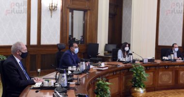 رئيس الوزراء يستعرض عددا من مقترحات تحفيز الاستثمار فى قطاع السيارات ببورسعيد