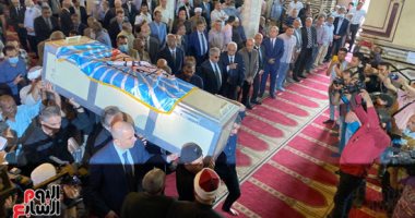 العشرات يؤدون صلاة الجنازة على الراحل صلاح منتصر بمسجد عمر مكرم