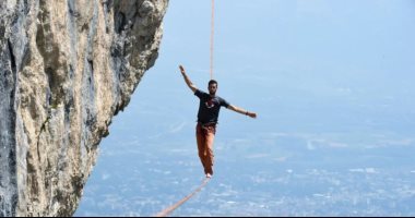 المغامر الفرنسى ناثان بولين يمشى فى الهواء 2200 متر ويحقق رقما قياسيا المغامر الفرنسى ناثان بولين يمشى فى الهواء 2200 متر ويحقق رقما قياسيا