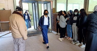 تفتيش طلاب الثانوية العامة ومنع دخول لجان امتحان الاقتصاد بالموبايل تفتيش طلاب الثانوية العامة ومنع دخول لجان امتحان الاقتصاد بالموبايل