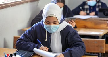 طلاب الثانوية العامة يبدأون امتحان مادة التربية الدينية بنظام البابل شيت