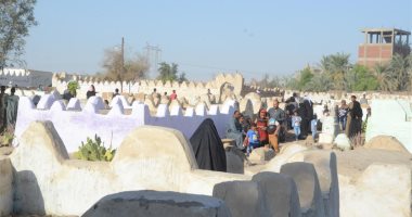 الإفتاء: لا يجوز دفن الرجل بجوار المرأة إلا فى حالة واحدة.. فيديو الإفتاء: لا يجوز دفن الرجل بجوار المرأة إلا فى حالة واحدة.. فيديو