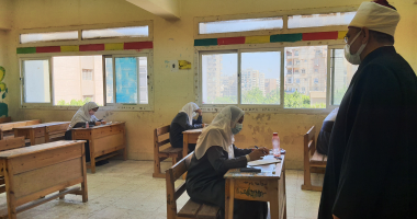 طلاب القسم العلمى بالثانوية الأزهرية يؤدون اليوم امتحان الأحياء