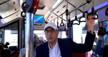 رئيس الوزراء يتجول بالأتوبيس الكهربائى فى شرم الشيخ.. صور