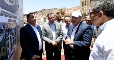 رئيس الوزراء يوجه بضرورة توحيد تصميمات واجهات محلات السوق التجارى بشرم الشيخ