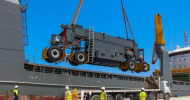 ميناء الإسكندرية يستقبل الدفعة الأولى من أوناش الساحة العملاقة.. صور