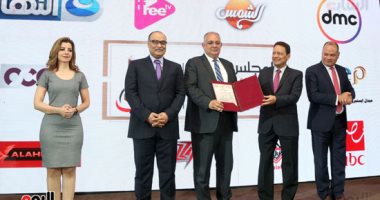 "الأعلى للإعلام" يسلم تصريح مزاولة مهنة لقناة dmc وموقع تذكرتى ومنصة watch it