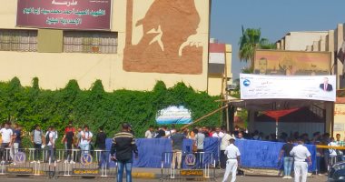 توافد طلاب الثانوية العامة بالجيزة على لجان امتحان الاقتصاد والاحصاء