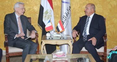 النقل تبحث مع سفير فرنسا تصنيع وتوريد 55 قطارا مكيفا للخط الأول للمترو