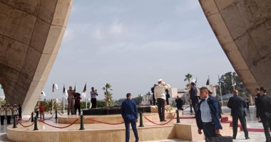 رئيس الوزراء يزور مقام الشهيد بالجزائر ويضع إكليل من الزهور على النصب التذكاري