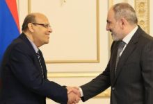 سفير مصر فى ييريفان يسلم رئيس وزراء أرمينيا دعوة للمشاركة في COP27