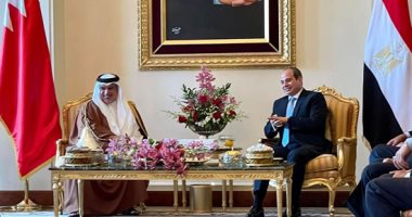 صورة كبيرة للرئيس السيسى تزين جلسة مباحثاته مع ولى عهد البحرين فى المنامة