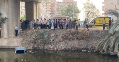 سقوط سيارتين ملاكى بترعة المريوطية ومحاولات لسرعة انتشالهما.. صور سقوط سيارتين ملاكى بترعة المريوطية ومحاولات لسرعة انتشالهما.. صور