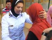 الشرطة تنقل سيدة مريضة من منزلها إلى مستشفى فى الجيزة