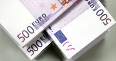 انخفاض اليورو ليتساوى مع الدولار لأول مرة منذ 20 عاما
