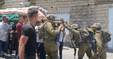 انتهاك حرمة الميت.. جنود الاحتلال تعتدى على "نعش" سيدة فى الخليل.. صور