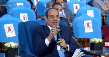 الرئيس السيسي يداعب إحدى الشابات: "بتقبضى كام".. لترد: "الحمد لله ألفين دولار"