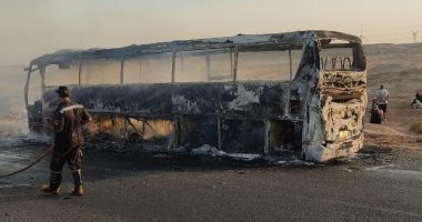 تفحم أتوبيس بطريق "الزعفرانة - السخنة" ونجاة 45 راكبا.. صور