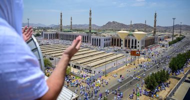 استقرار حجاج بيت الله الحرام على صعيد جبل عرفات لأداء ركن الحج الأعظم.. صور